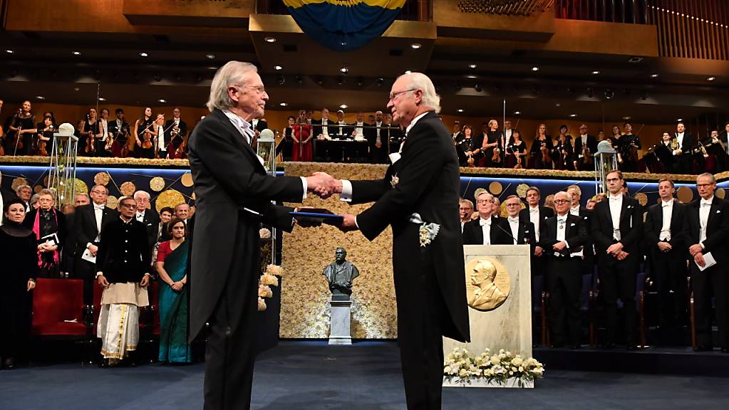 Schwedens König Carl XVI. Gustaf (r.) überreichte dem österreichischen Preisträger Peter Handke in Stockholm den Nobelpreis für Literatur.