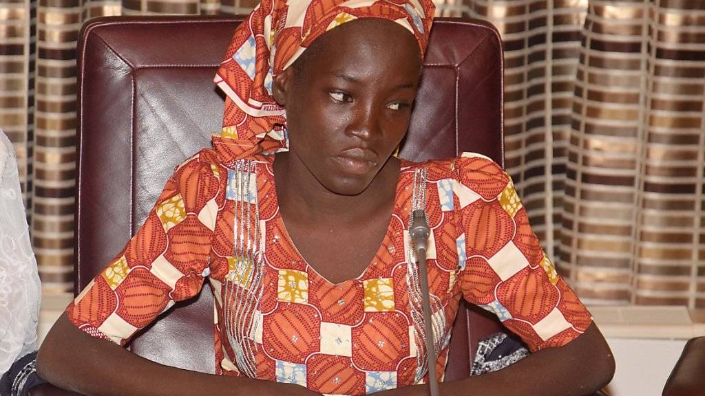 Die 19-jährige Amina Ali während des Empfangs bei Nigerias Präsident Muhammadu Buhari. Die junge Frau war vor zwei Jahren gemeinsam mit über 200 Schülerinnen von Islamisten entführt worden. Am Mittwoch war sie wieder aufgetaucht.