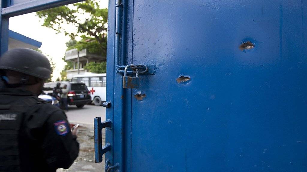 Einschusslöcher beim Eingang: Eine unverschlossene Tür machte offenbar den Massenausbruch aus einem Gefängnis in Haiti möglich.