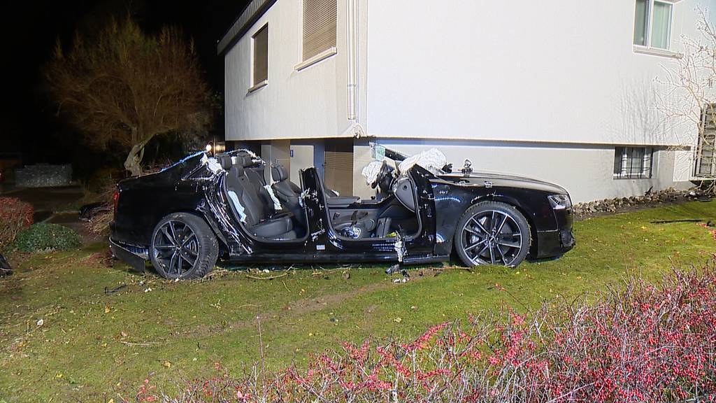 Mit Auto in Wohnhaus gekracht: Zwei Verletzte bei Alleinunfall in Neuhausen (SH)