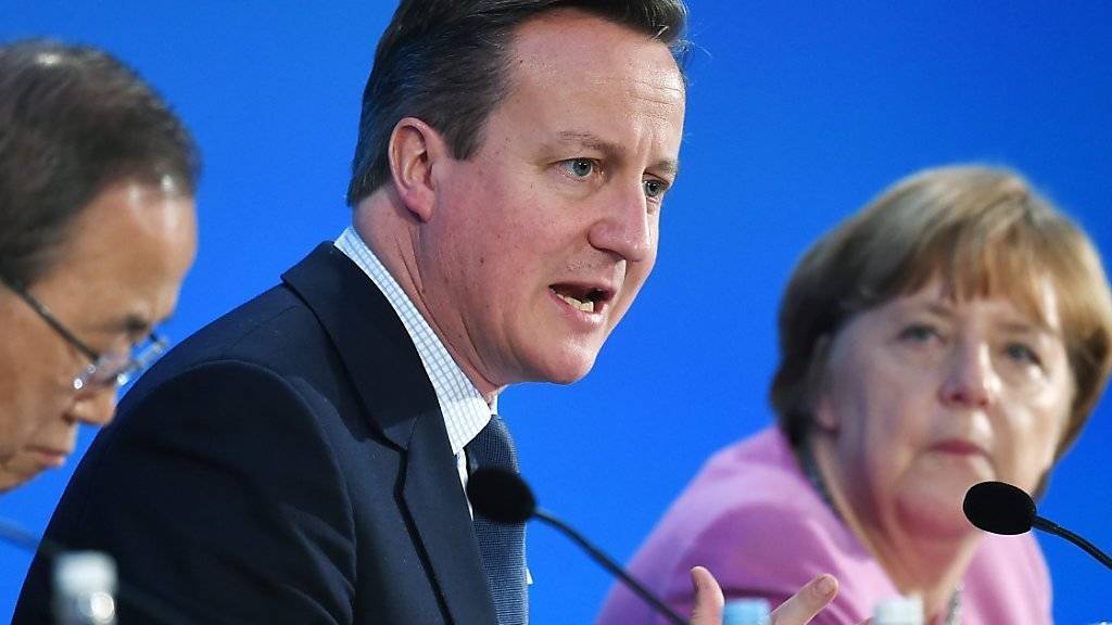Der britische Premier David Cameron informiert über die Geberkonferenz, umrahmt von Bundeskanzlerin Angela Merkel und UNO-Generalsekretär Ban Ki Moon