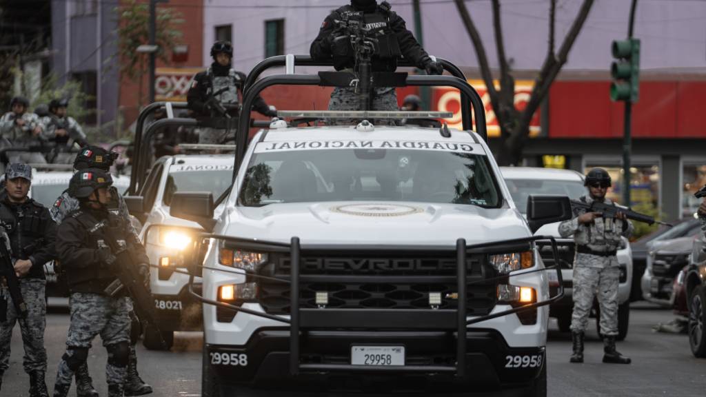 Mitglieder der Spezialeinheiten der Nationalgarde und der Secretaria de Seguridad Ciudadana stehen Wache vor der Fiscalia General de la Republica. Foto: Félix Márquez/dpa