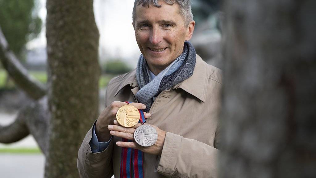 Hippolyt Kempf mit der Gold- und Silbermedaille, die er vor 30 Jahren in Calgary gewann
