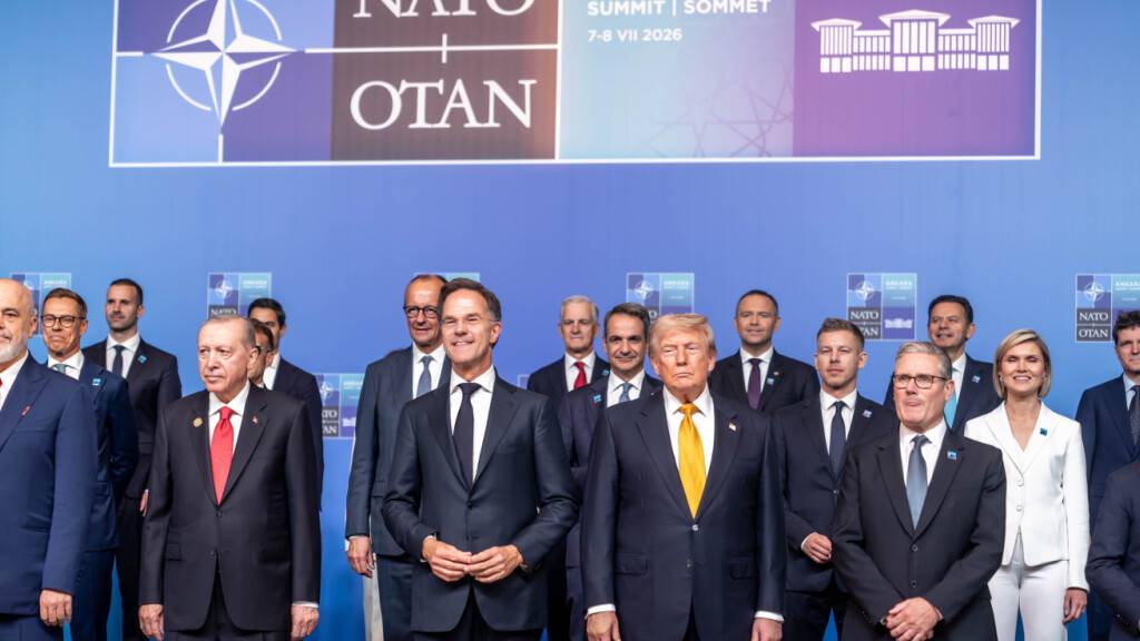 Bundeskanzler Friedrich Merz (CDU) hinter US-Präsident Donald Trump, Mark Rutte, NATO Generalsekretär, und Recep Tayyip Erdogan, Präsident der Türkei, und neben Kyriakos Mitsotakis, Ministerpräsident von Griechenland, beim Nato Gipfel. Foto: Michael Kappeler/dpa