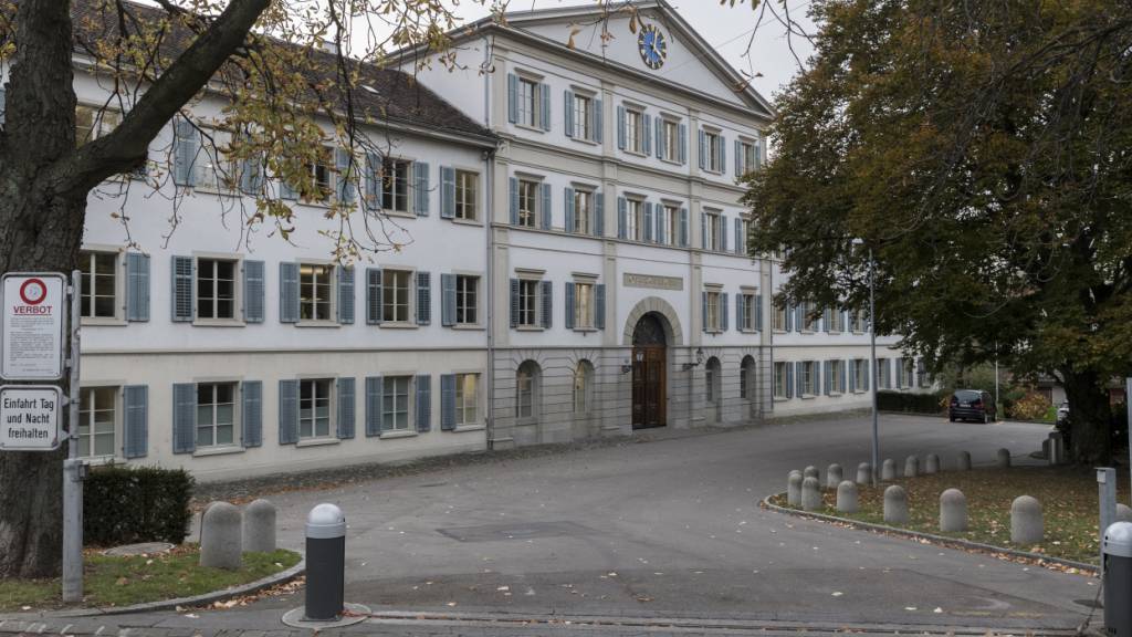 Ein 32-Jähriger soll eine Frau in die Prostitution gedrängt und sich an ihrem Verdienst finanziell bereichert haben. (Archivbild)