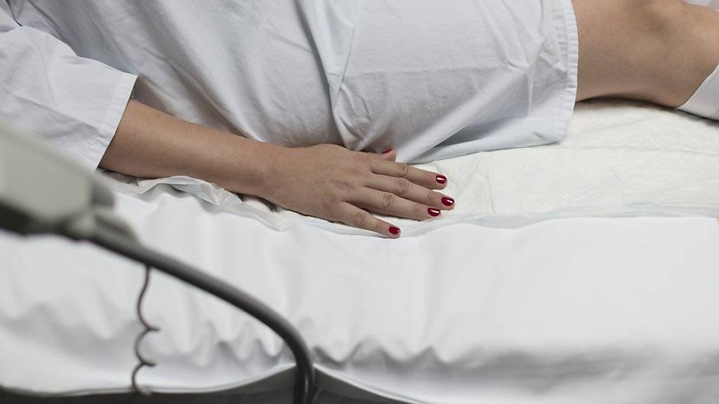 Ein Notfall-Kaiserschnitt ist ein belastendes Erlebnis. Das Spiel Tetris könnte Frauen nach der Operation ablenken und mildert posttraumatische Symptome. (Symbolbild)