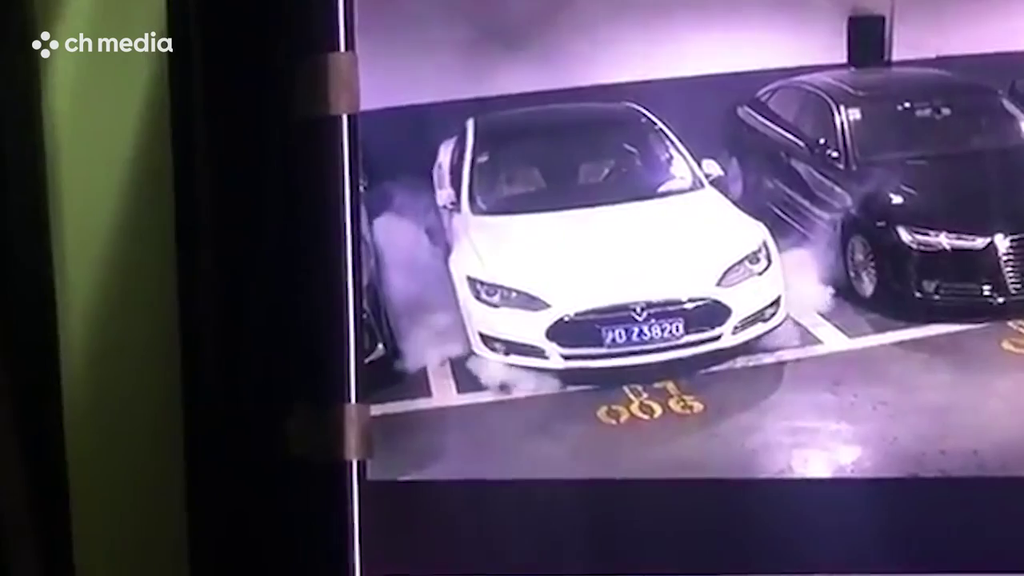 Zuerst war nur Rauch zu sehen: Der Tesla in einer chinesischen Tiefgarage.