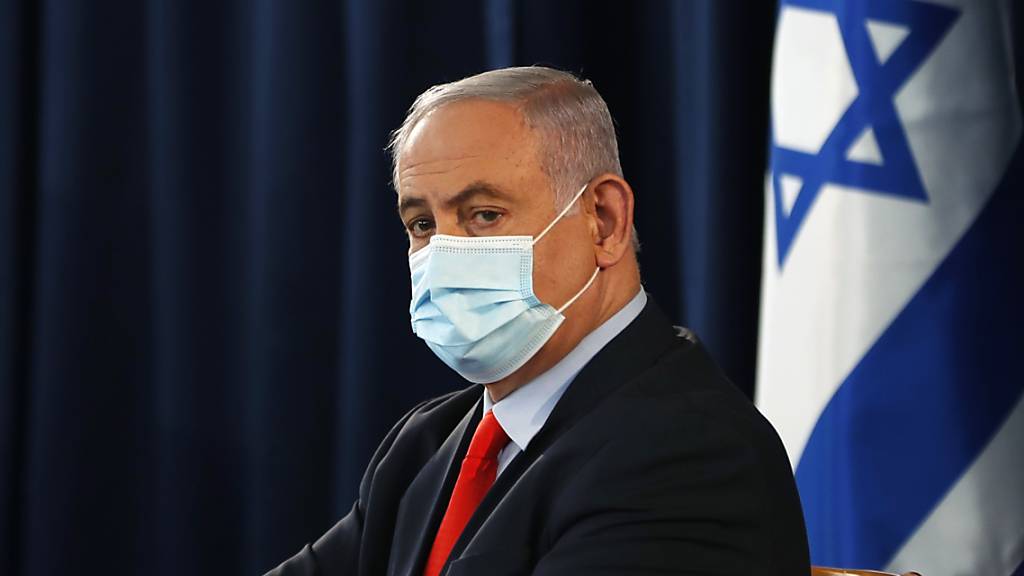 Der israelische Premier Benjamin Netanjahu trägt während der wöchentlichen Kabinettssitzung eine Maske. Angesichts eines Neuanstiegs von Corona-Infektionen in Israel hat Netanjahu die Bürger zu mehr Disziplin gemahnt. (Zu dpa «Neuanstieg von Corona-Infektionen: Netanjahu mahnt Israelis») Foto: Ronen Zvulun/Pool Reuters/AP/dpa