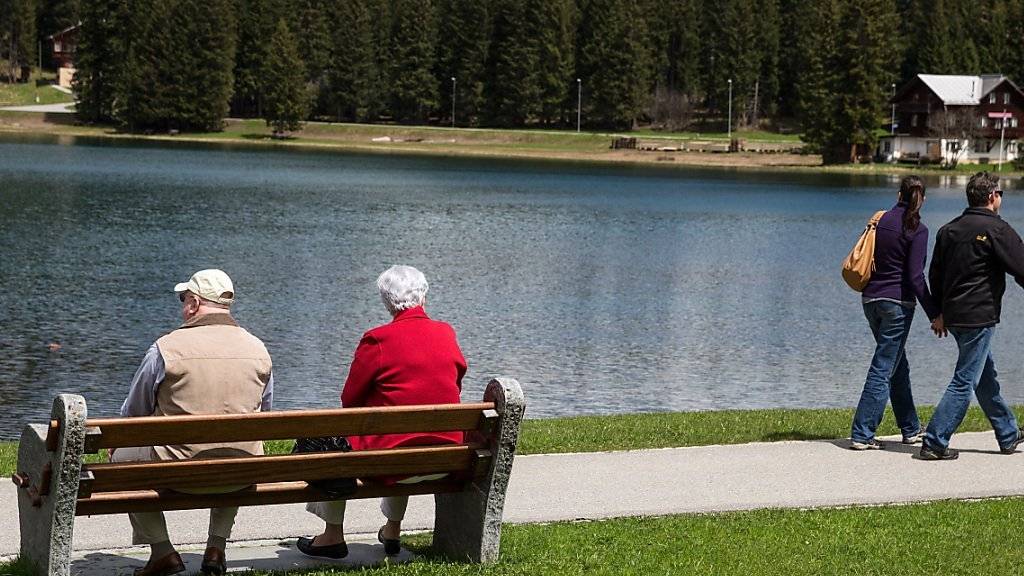 Die Senioren kommen: Gemäss den jüngsten Schätzungen des Bundes wird die Schweiz bis 2045 in fast allen Kantonen mindestens 50 Prozent mehr Altersrentner zählen. (Symbolbild)