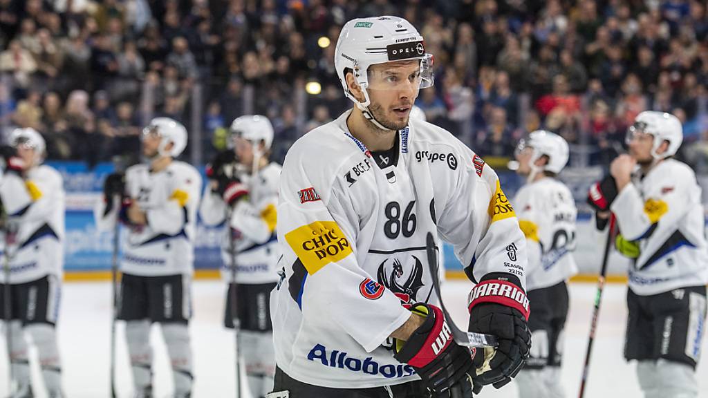 Ein grosser Moment: In der ausverkauften BCF Arena bestreitet Fribourg-Gottérons Captain Julien Sprunger sein 1000. Spiel in der National League und für den Verein