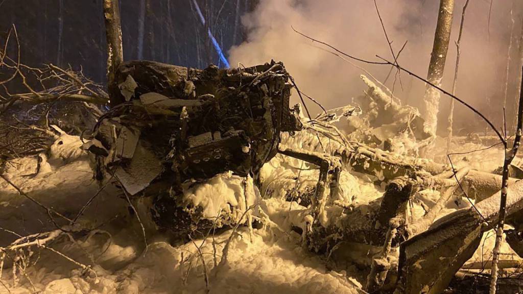 HANDOUT - Beim Absturz eines Transportflugzeugs vom Typ Antonow An-12 der belarussischen Airline Grodno in der Nähe der sibirischen Großstadt Irkutsk sind mehrere Menschen ums Leben gekommen. Foto: Irkutsk Region Government/Tass/TASS/dpa