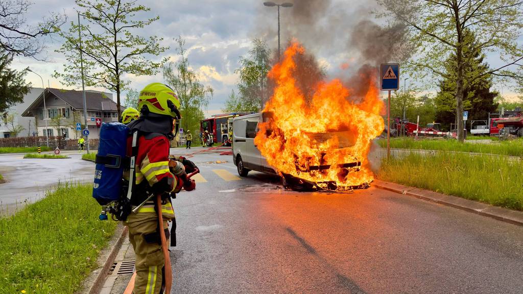 Lieferwagen brennt in der Stadt Zug – sieben Unfälle am Wochenende