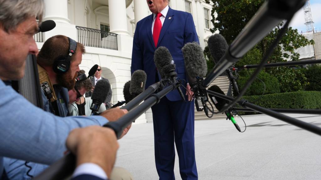 US-Präsident Donald Trump spricht auf dem South Lawn des Weißen Hauses mit Reportern, bevor er an Bord von «Marine One» geht. Foto: Julia Demaree Nikhinson/AP/dpa