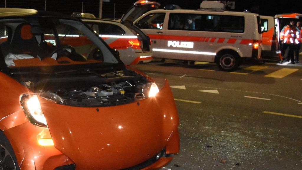 Der Kleinwagen einer 52-jährigen Lenkerin wurde beim Unfall mit dem Polizeiauto stark beschädigt.