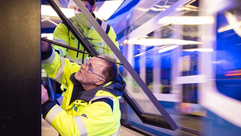 Die Vorbereitungen für den bevorstehenden Fahrplanwechsel in der Stadt Zürich laufen seit Tagen auf Hochtouren. Ein Mitarbeiter wechselt die Liniennetz- und Abfahrtspläne aus. (Archivbild)