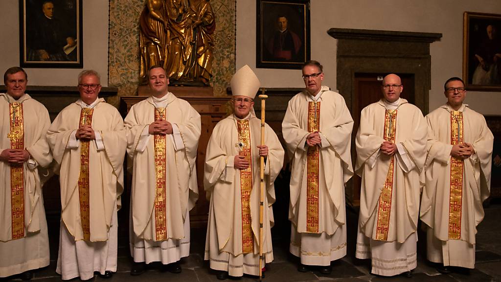 Die neuen Domherren unter Bischof Bonnemain (in der Mitte): Wilhelm Wolf, Adrian Lüchinger, Luis Varandas, Albert Fischer, Jürg Stuker, und Daniel Krieg (von links nach rechts).