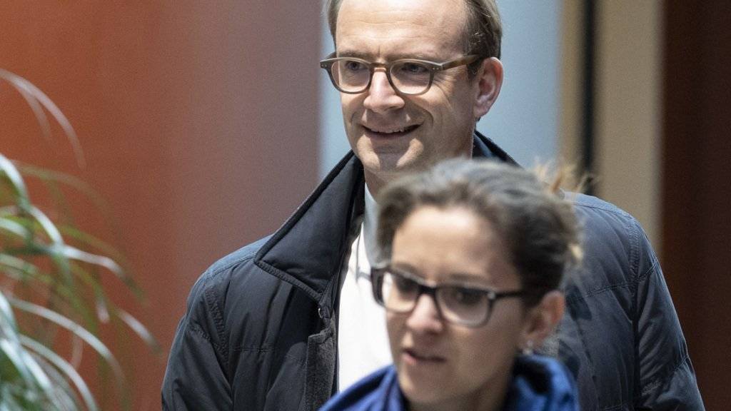 Alexandre de Senarclens, Präsident der FDP des Kantons Genf, erscheint zur Sitzung mit der FDP-Spitze im Bundeshaus. Auch Pierre Maudet hat sich entgegen ersten Absichten doch nach Bern begeben, um über das weitere Vorgehen in der Affäre um ihn teilzunehmen.