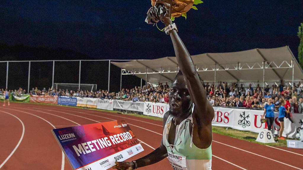Dominic Lobalu winkt nach seinem Sieg beim internationalen Meeting von Luzern ins Publikum