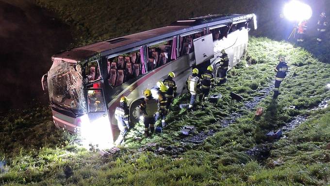 Bus stürzt in der Steiermark Hang hinunter – 24 Personen verletzt