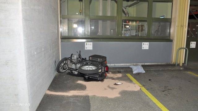 Frau rast mit Motorrad frontal in Hauswand