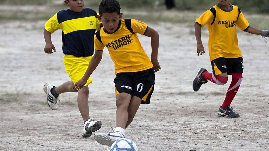 Kinder im Fussball-begeisterten Honduras. Die USA fordern die Auslieferung des früheren Präsidenten von Honduras, Rafael Callejas, im Zusammenhang mit millionenschweren Bestechungsvorwürfen im FIFA-Skandal.