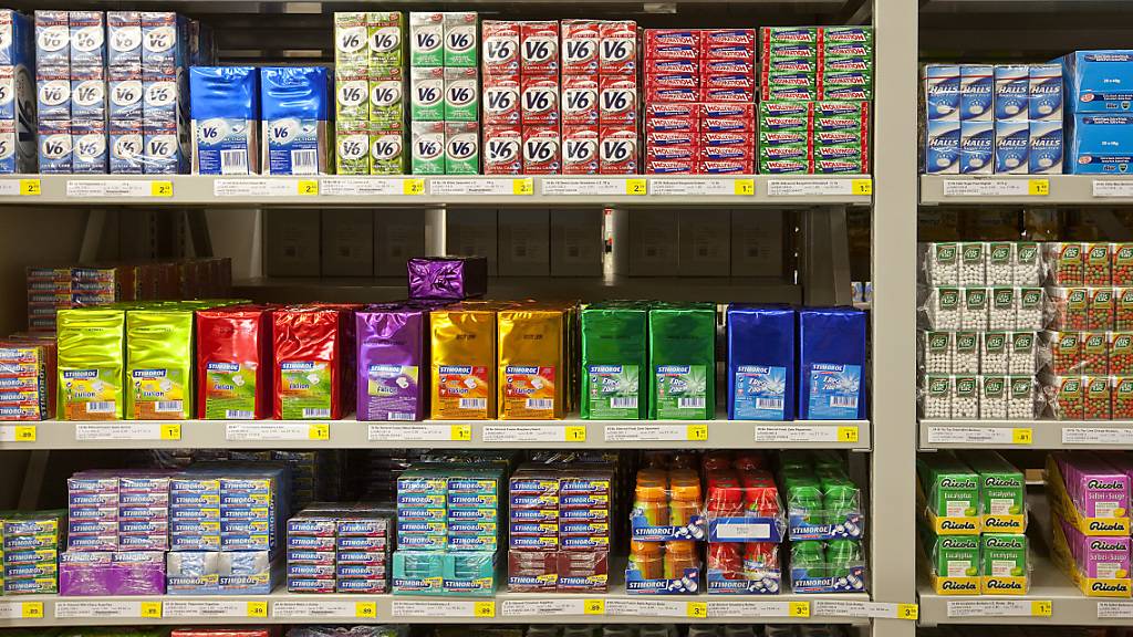 Im Coronajahr 2020 wurden in der Schweiz deutlich weniger Bonbons oder Kaugummis verkauft. Der Umsatz mit diesen Süssigkeiten brach um 12 Prozent ein. (Archivbild)