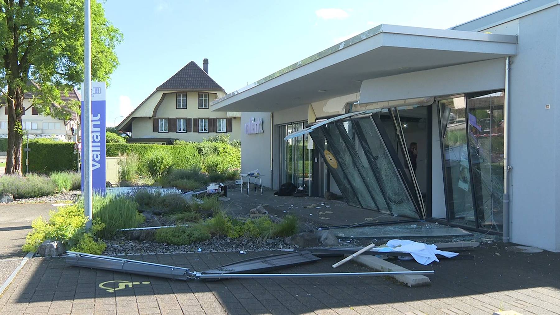 Ein Bild der Zerstörung in Jegenstorf im Kanton Bern am Tag nach der Bankomatensprenung.