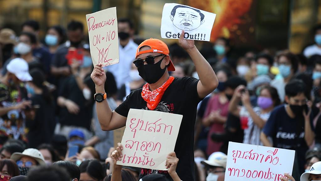 In Thailand fordern Demokratie-Aktivisten eine neue Verfassung und Neuwahlen.