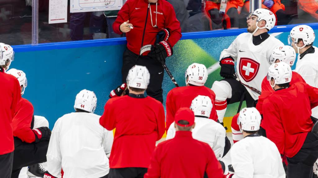 Jan Cadieux - hier noch als Assistenztrainer an den Winterspielen in Mailand - steht künftig als Headcoach vor den Schweizer Nationalspielern