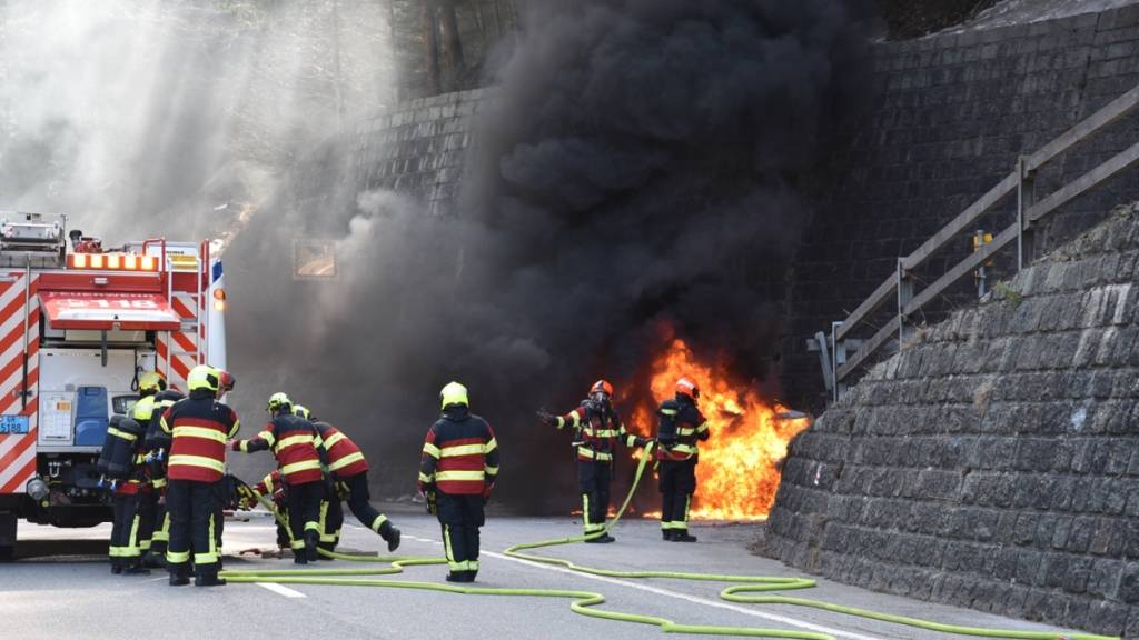 Die Feuerwehr Thusis löschte das in Vollbrand stehende Auto.