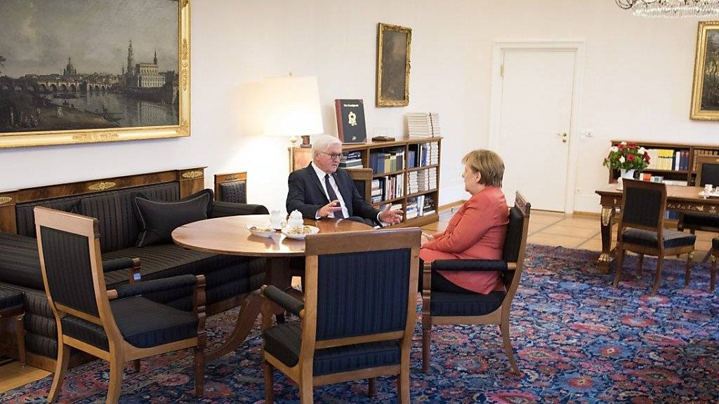 Bundespräsident Frank-Walter Steinmeier wird Bundeskanzlerin Angela Merkel zusammen mit den Spitzen von CSU und SPD am Donnerstagabend im Schloss Bellevue empfangen.
