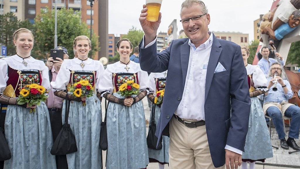 Heinz Tännler, OK-Präsident des Eidgenössischen Schwing- und Älplerfests in Zug, geniesst das erste Bier nach der offiziellen Eröffnung der «Schwingergasse.»