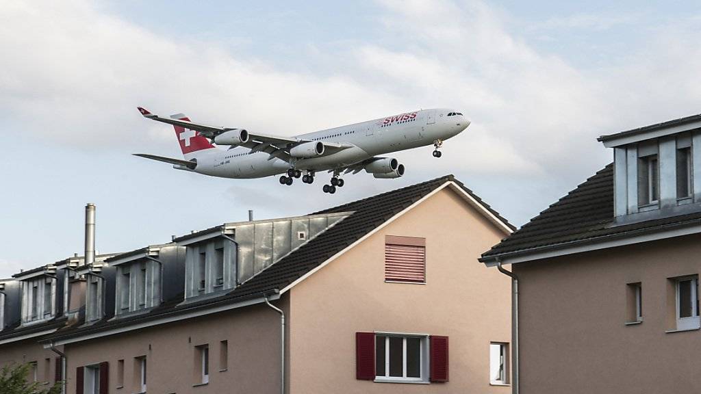 Die Zahl der von Fluglärm geplagten Menschen um den Flughafen Zürich ist im vergangenen Jahr deutlich angestiegen und hat mit 61'381 Personen einen Höchststand erreicht. (Archivbild)