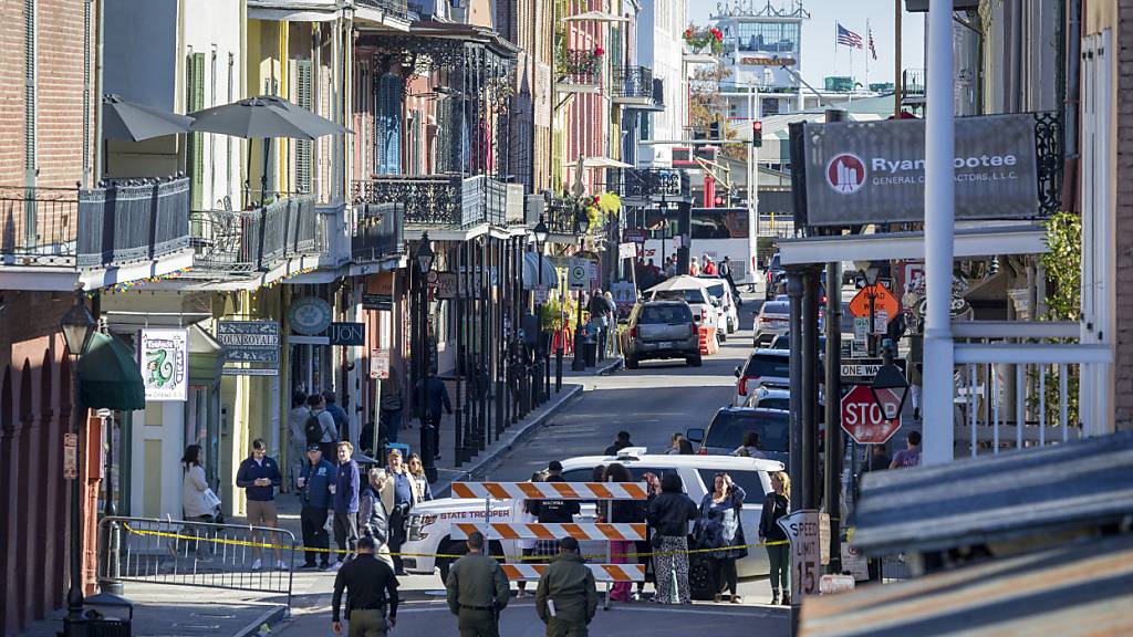 dpatopbilder - Die Polizei von New Orleans und Bundesbeamte untersuchen einen mutmaßlichen Terroranschlag auf der Bourbon Street. Foto: Chris Granger/The Times-Picayune/The New Orleans Advocate/AP/dpa - ACHTUNG: Nur zur redaktionellen Verwendung und nur mit vollständiger Nennung des vorstehenden Credits