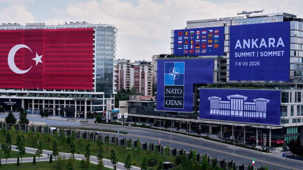 Im Vorfeld des NATO-Gipfels sind Gebäude mit der türkischen Flagge und NATO-Bannern geschmückt. Foto: Emrah Gurel/AP/dpa