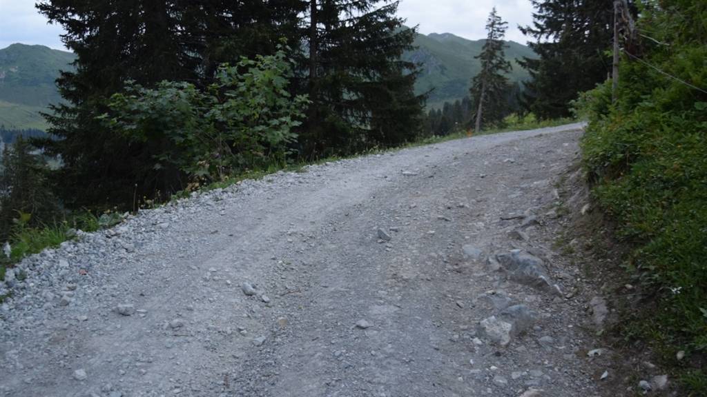 Auf dieser Strasse geriet der Quad nach links, überschlug sich und erfasste den Mitfahrer.