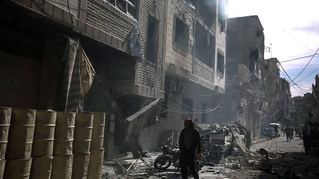 Ein Mann flüchtet vor den Kämpfen in Aleppo, Syrien. Der UNO-Menschenrechtskommissar Zeid Ra'ad Al Hussein hat das Jahr 2016 als ein «katastrophales Jahre für die Menschenrechte» bezeichnet. Der Bürgerkrieg in Syrien habe dazu beigetragen.