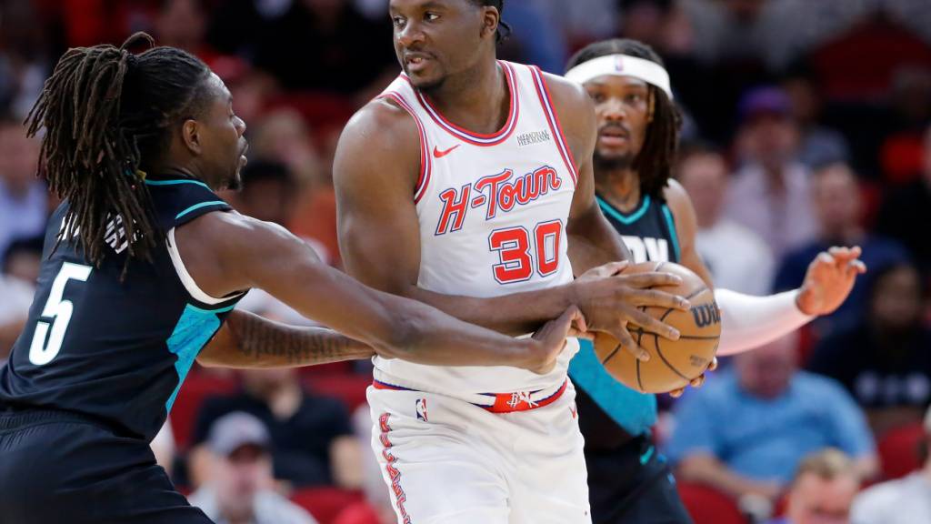 Clint Capela (Nummer 30) behält die Übersicht