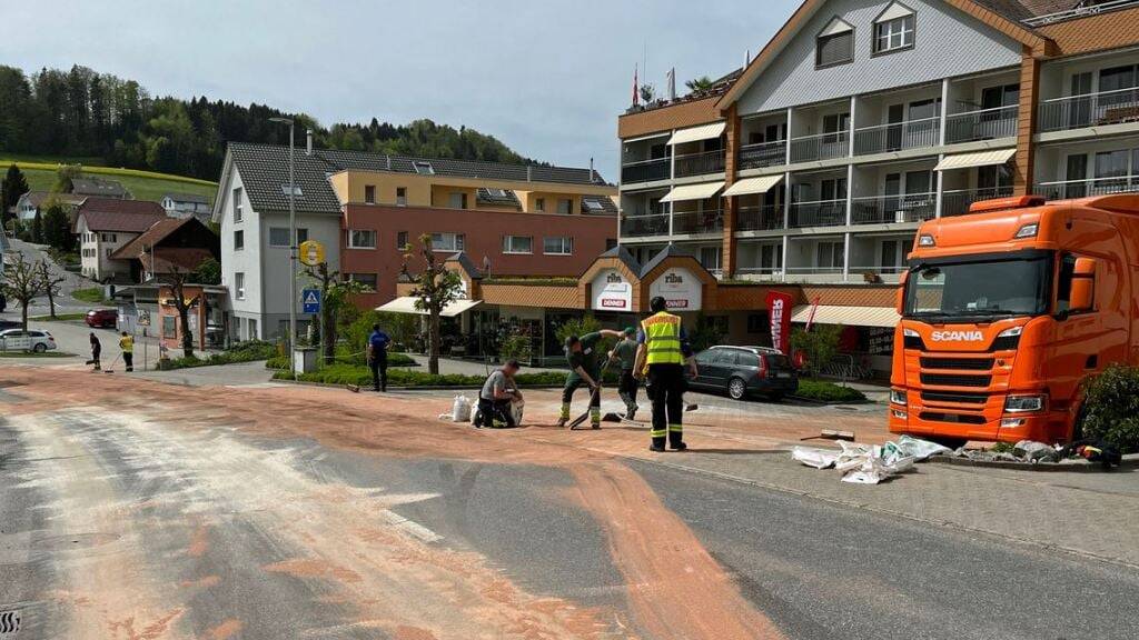 Diesel fliesst aus Lastwagentank in den Rickenbach LU