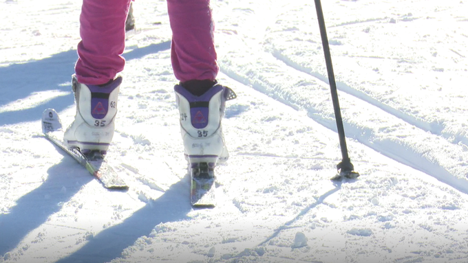 Kinder stehen zum ersten Mal auf Ski