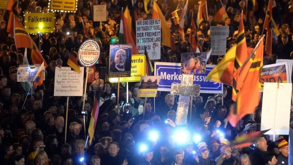 Pegida mobilisierte am Montagabend in Dresden mindestens 6000 Demonstranten.