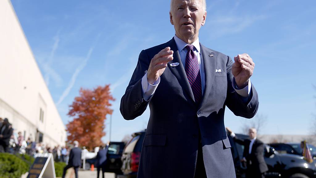 US-Präsident Joe Biden spricht mit Reportern, nachdem er in einem Wahllokal vorzeitig seine Stimme für die Präsidentschaftswahl abgegeben hat. Diese vorzeitige Stimmabgabe hat bereits in mehreren Bundesstaaten begonnen. Foto: Manuel Balce Ceneta/AP/dpa