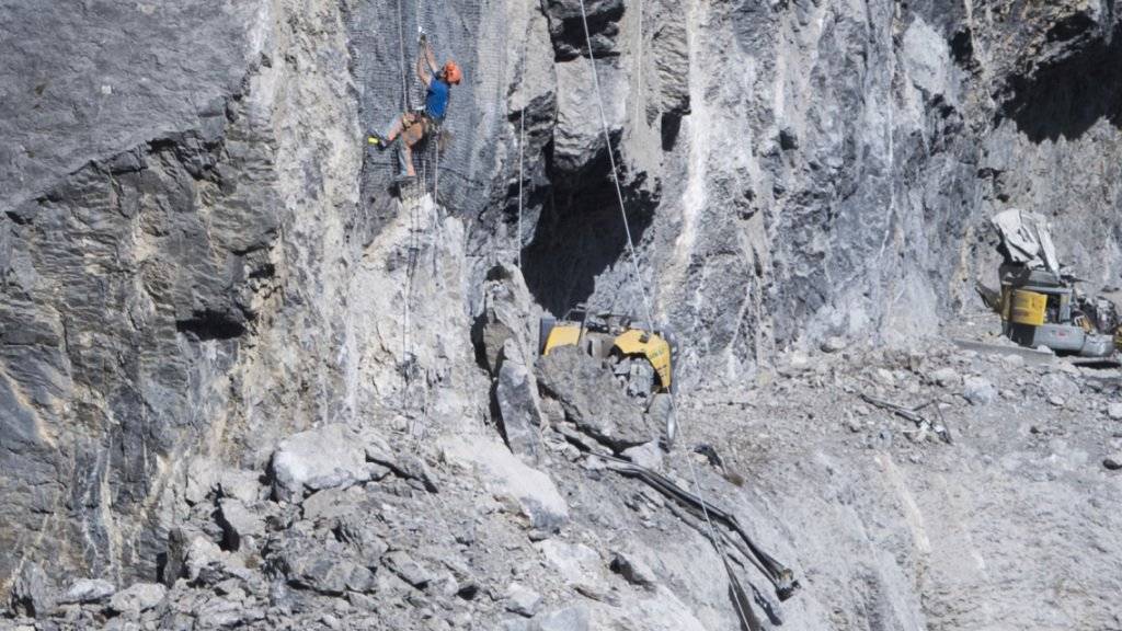 Schwierige Bergungsarbeiten im Felssturzgebiet: Zwei Wochen lagen zwei Verschüttete unter den Gesteinsmassen im Gebiet Ruosalp - nun wurden sie tot geborgen. (Archivbild)