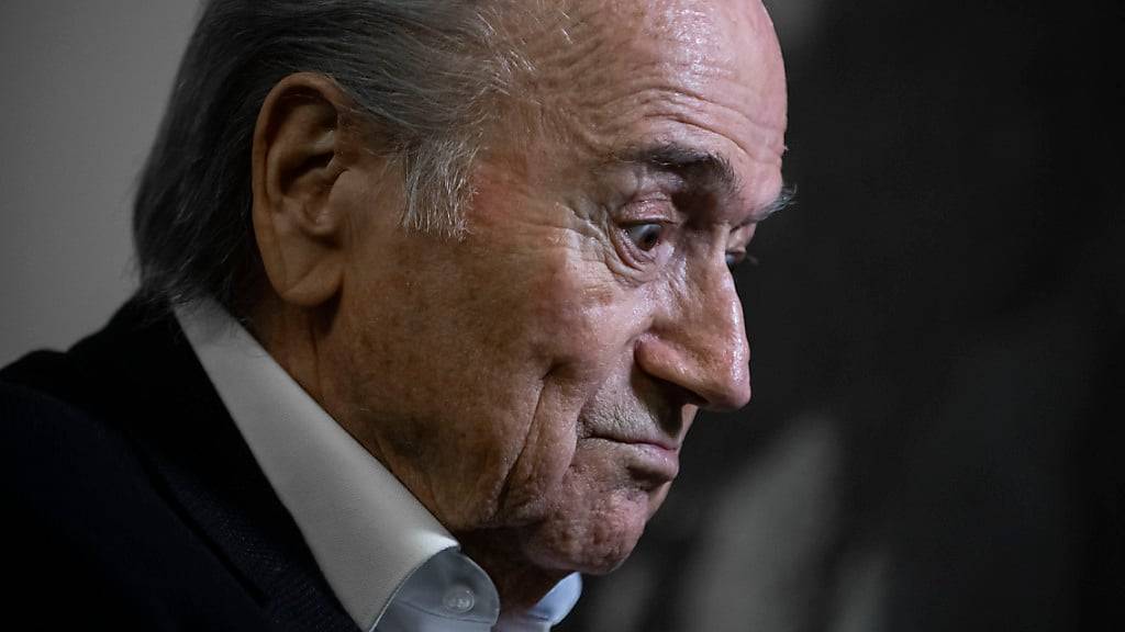Die Suspension durch die Fifa-Ethikkommission hat den ehemaligen Fifa-Präsidenten Sepp Blatter schwer getroffen. (Archivbild)