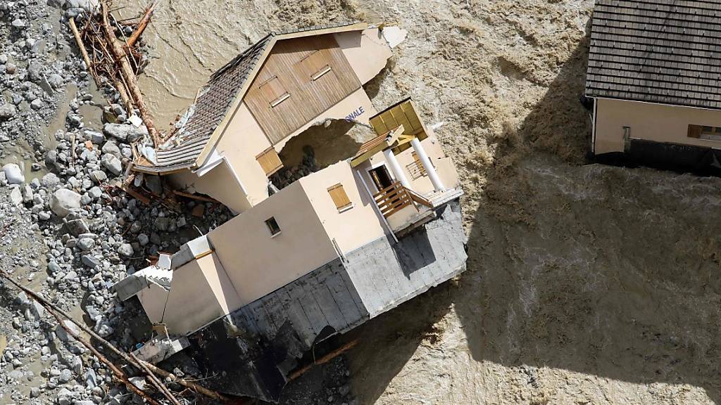 Ein Haus liegt zerstört. Unwetter und Überschwemmungen haben Teile der Region um di südfranzösischen Metropole Nizza verwüstet. Foto: Valery Hache/AFP/dpa