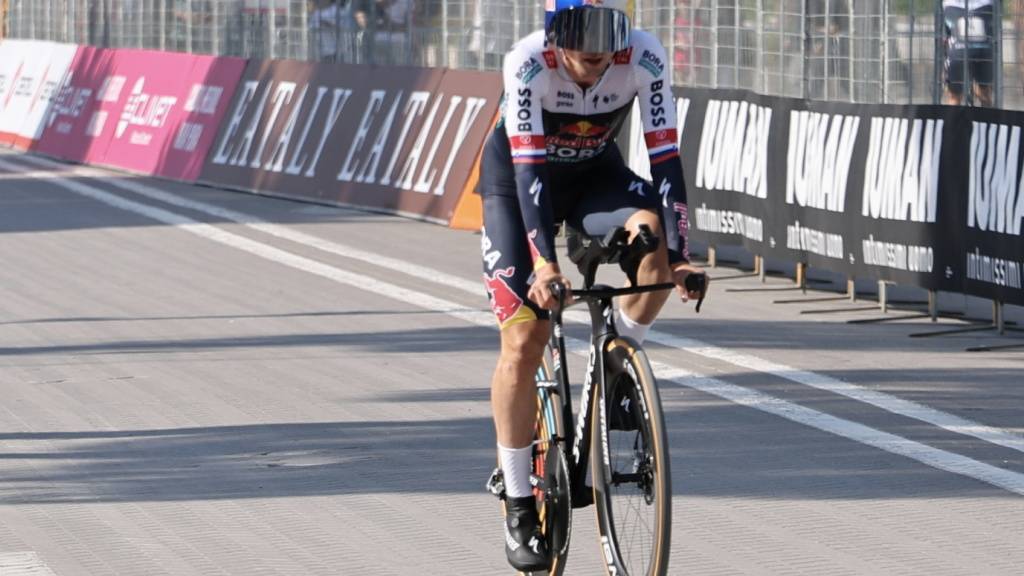 Primoz Roglic verpasste den Tagessieg um einen Hauch, sicherte sich aber ganz knapp das Leadertrikot