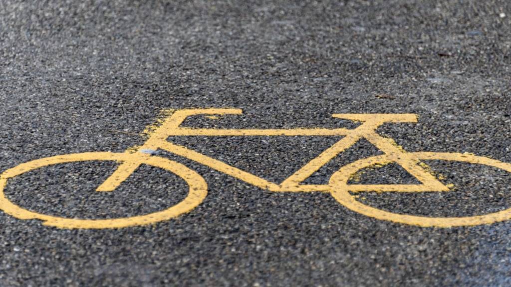 Velofahrerinnen und -fahrer erhalten auf der Winkelriedstrasse in Luzern Vortritt. (Symbolbild)