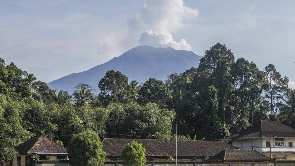 Der Vulkan Agung stiess Rauch- und Aschewolken aus, die mehr als tausend Meter hoch stiegen. (Archivbild)