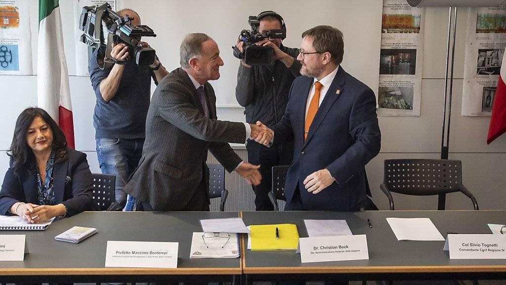 Die Schweiz und Italien unterzeichnen ein Abkommen für gemeinsame Grenzpatrouillen gegen illegale Migration: Massimo Bontempi von der italienischen Einwanderungsbehörde (links) und Christian Bock, Direktor der Eidgenössischen Zollverwaltung (rechts).