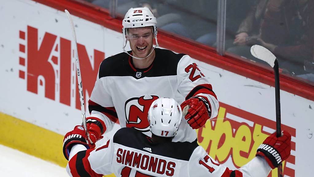 Mirco Müller freut sich gemeinsam mit Wayne Simmonds über seinen vierten Treffer in der NHL.